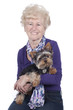 Ältere Frau mit Yorkshire Terrier